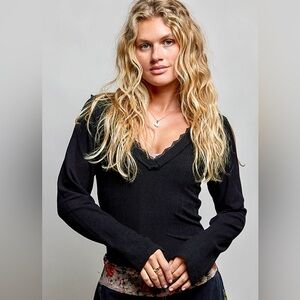 ❤️Hello Gorgeous! POL V-Neck Long Sleeve Ribbed Top with Lace-Accent Neckband